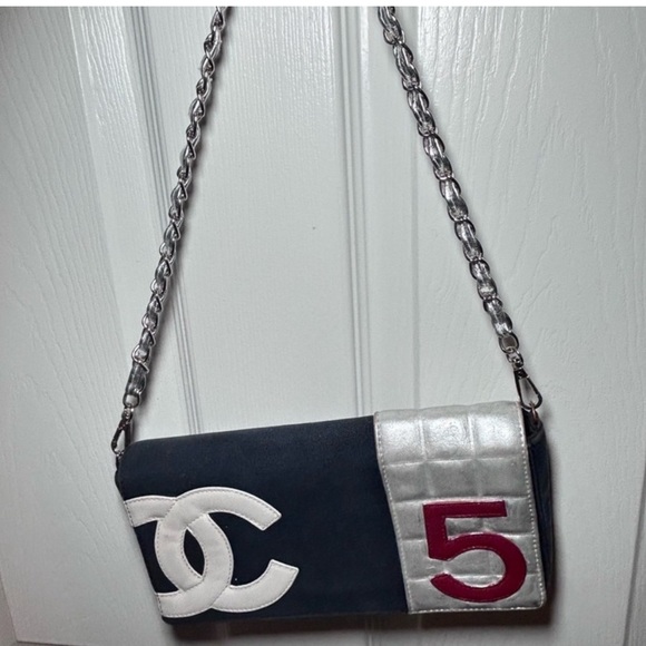 Beautiful Chanel Vintage CC Logo Chocolate Bar Pochette . ๐โค๏ธ๐ค - Picture 2 of 10